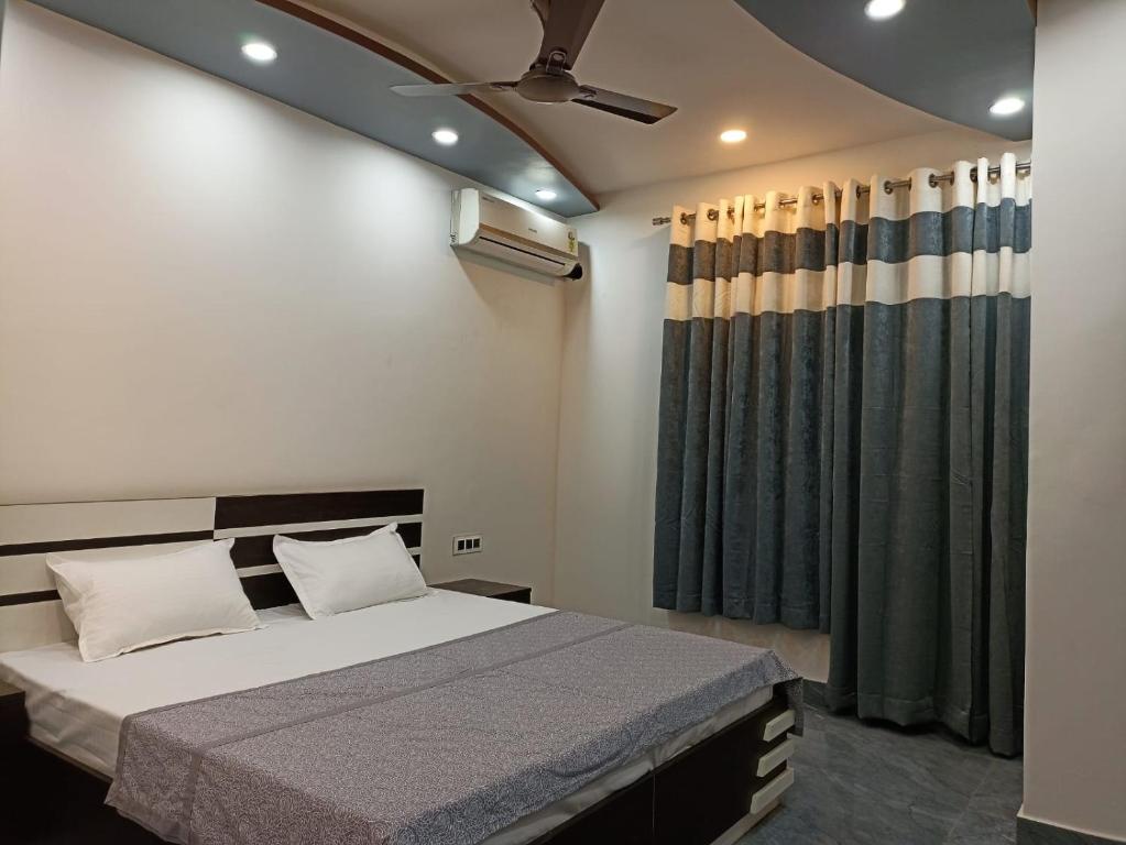 - une chambre avec un lit et un ventilateur de plafond dans l'établissement The Royal Scout Homestay, à Changar Talai