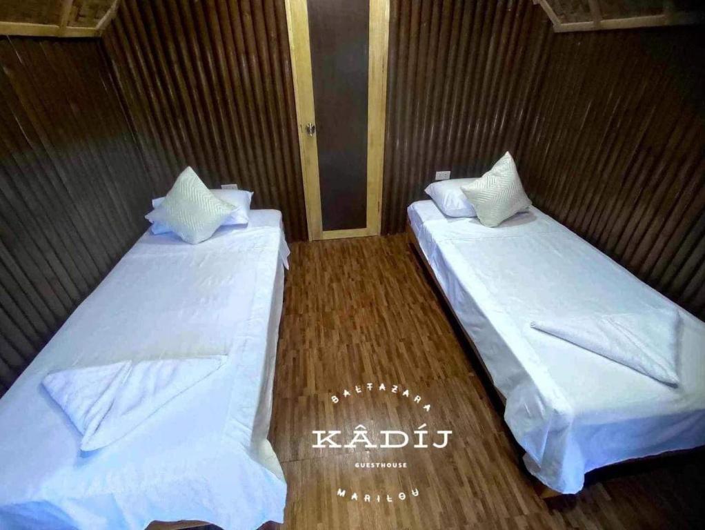 Postel nebo postele na pokoji v ubytování KADIJ Guest House