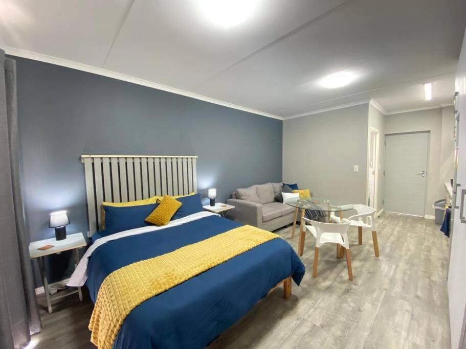 Un pat sau paturi într-o cameră la Peaceful and Luxurious Apartment