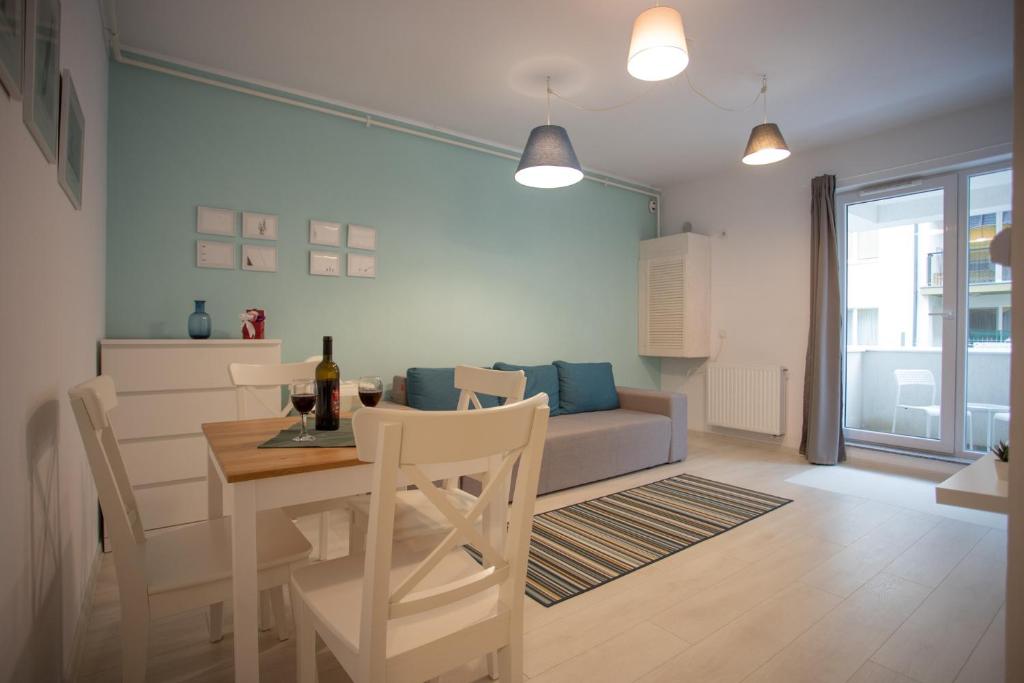 - un salon avec une table et un canapé dans l'établissement BLUE APARTMENT 1, à Braşov