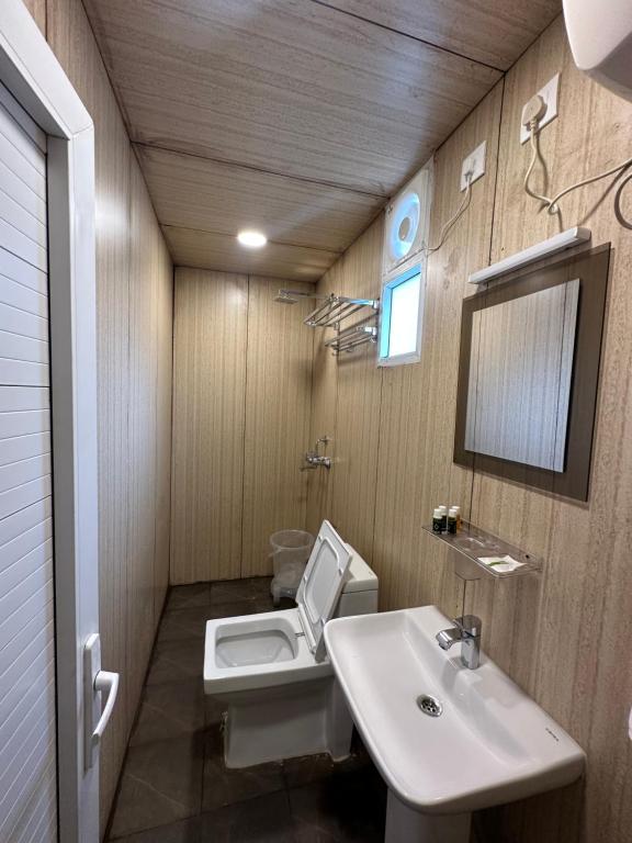 Bagno di Hotel Divine Ayodhya- A Unit of Chinar Services