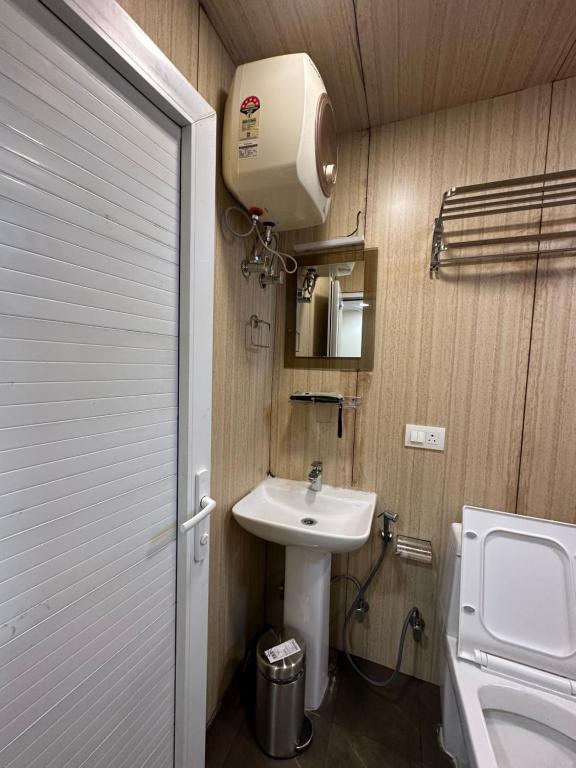 Bagno di Hotel Divine Ayodhya- A Unit of Chinar Services