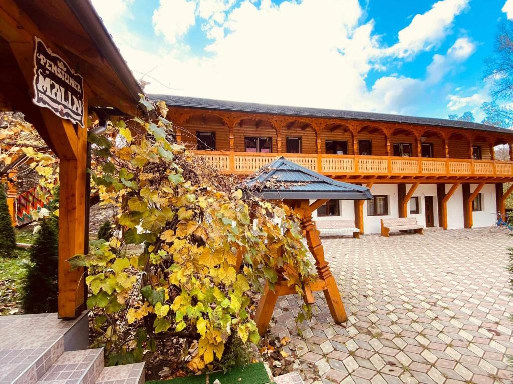 um edifício com um monte de folhas nele em Pensiunea Malinul em Bîrsana