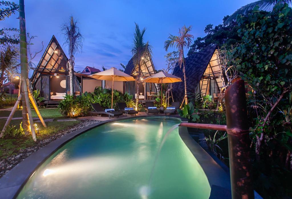 - une piscine en face d'une maison dans l'établissement IPIAN Angel by Pramana Villas, à Ubud