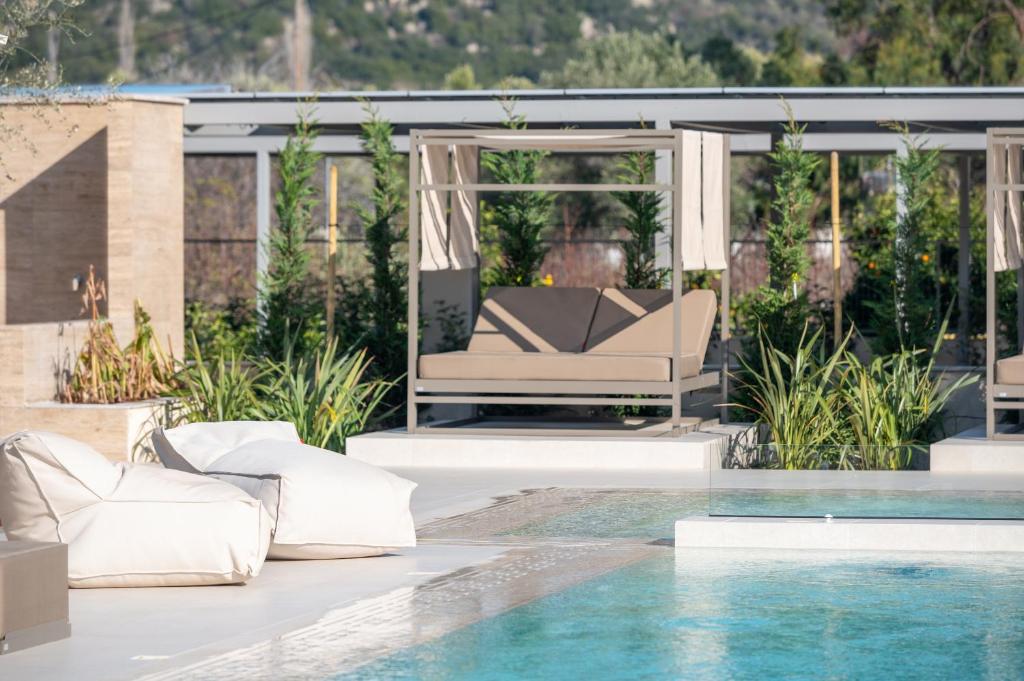 a living room with a swimming pool and a house at Oniro Boutique Hotel in Toroni