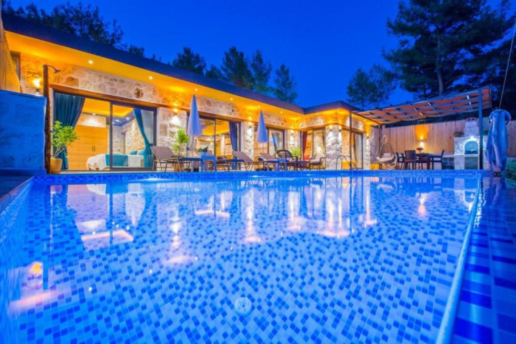 een groot zwembad voor een huis bij Villa Vadi Exclusive in Çayköy