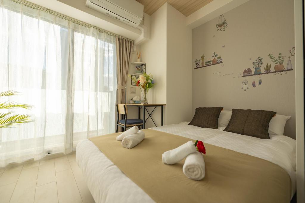 大阪的住宿－Hotel Story Namba，一间卧室设有两张床和大窗户