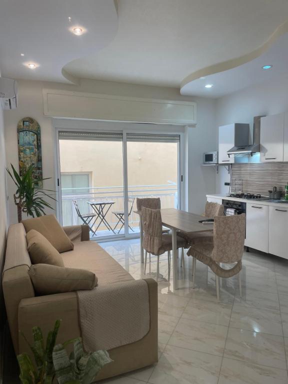 un soggiorno con un divano e un tavolo di Napoli Hub a Napoli