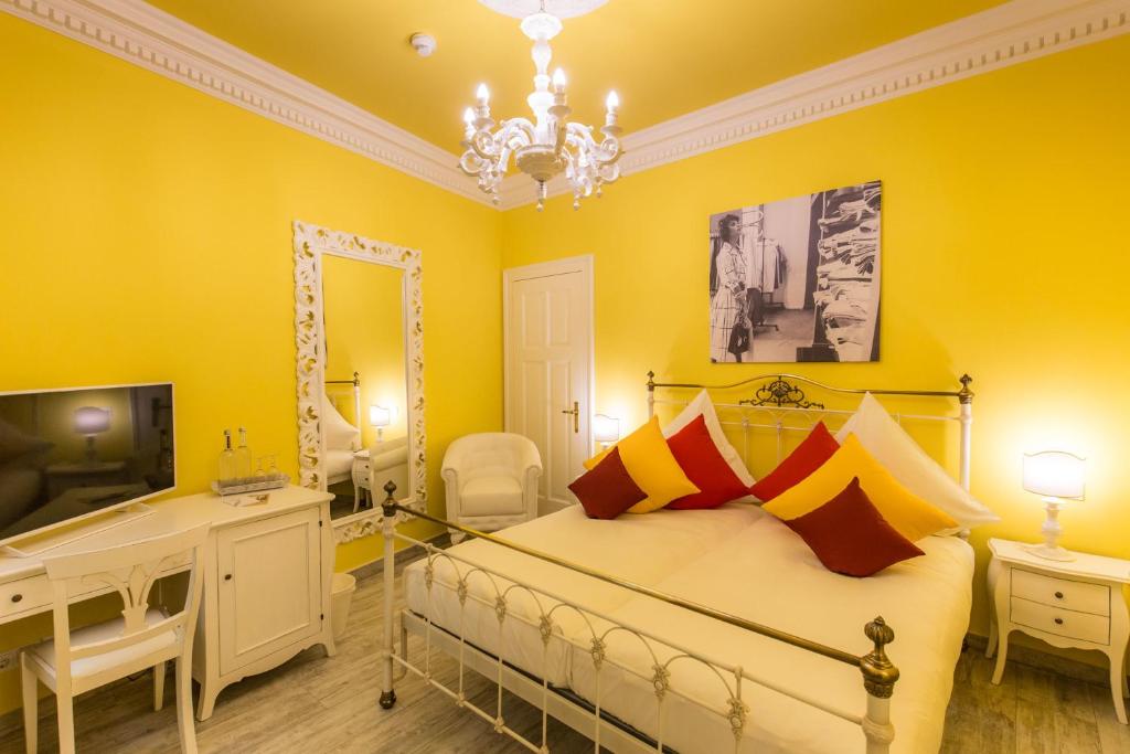 Televiisor ja/või meelelahutuskeskus majutusasutuses Grande Albergo Giancarlo