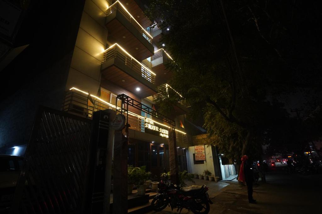 budynek na ulicy w nocy z światłami w obiekcie Hotel Lyf Corporate Suites - Peera Garhi w Nowym Delhi