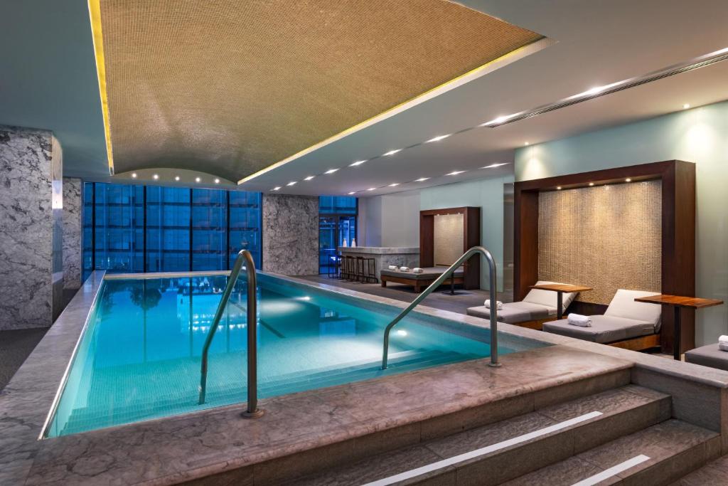 einen Pool in einem Hotelzimmer in der Unterkunft AC Hotel by Marriott Santa Fe in Mexiko-Stadt