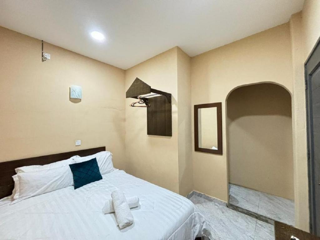 1 dormitorio con 1 cama con toallas en VILLA SERI MUTIARA, en Kuah