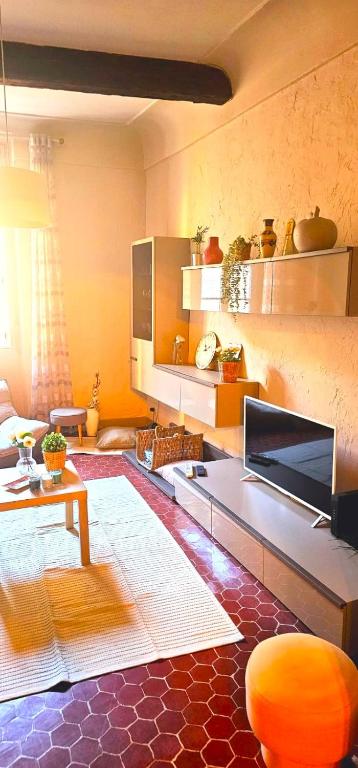 un salon avec un canapé et une table dans l'établissement Heart of Vieux Nice Beach & Saleya, à Nice