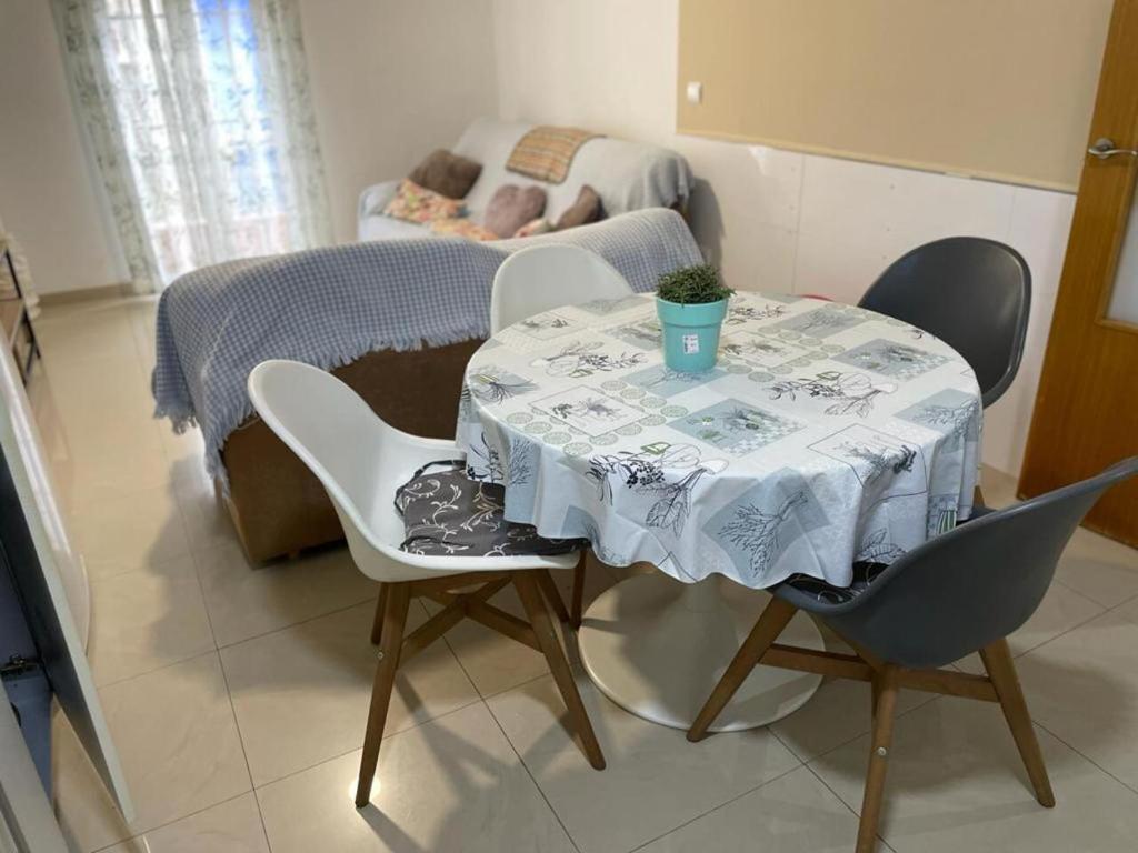 einen Tisch mit einem Tischtuch darauf in einem Zimmer in der Unterkunft ÁTICO HOME y garaje, Algemesi Home in Algemesí