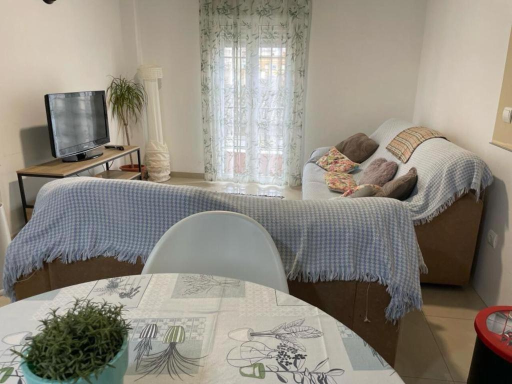 - une chambre avec un lit, une table et une télévision dans l'établissement ÁTICO HOME y garaje, Algemesi Home, à Algemesí