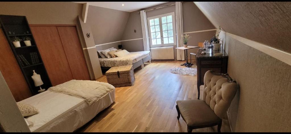 1 dormitorio con 1 cama y 1 sofá en una habitación en chambres d'hôtes, La cime des pins en Crévin