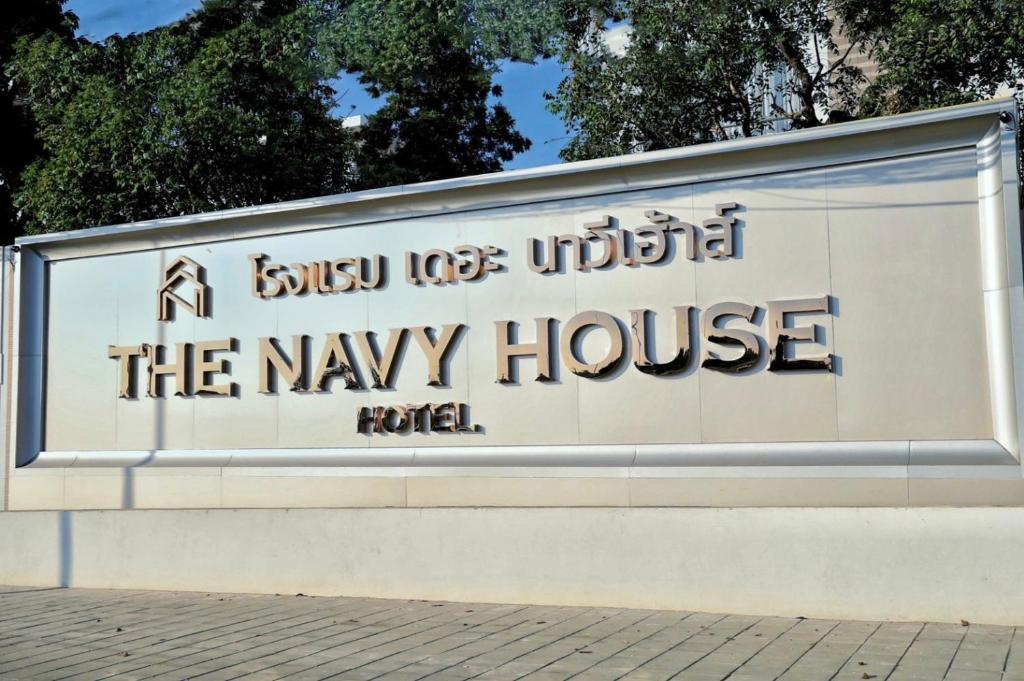 una señal para la casa de mayo en un edificio en THE NAVY HOUSE HOTEL, en Sattahip