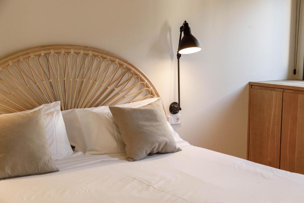 Postel nebo postele na pokoji v ubytování La Comuna by Bon Dia Residences