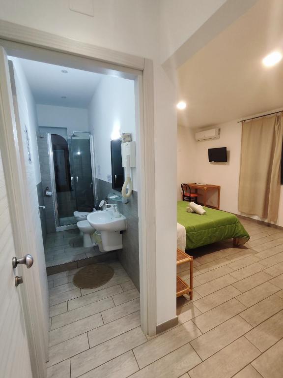 Koupelna v ubytování Hotel Faraglione