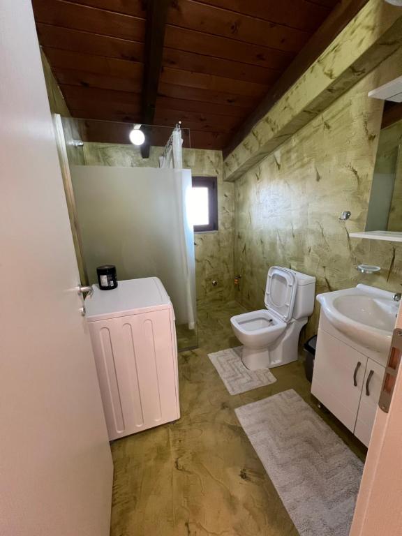 uma casa de banho com um WC e um lavatório em Villa Penthouse & Apartament em Durrës