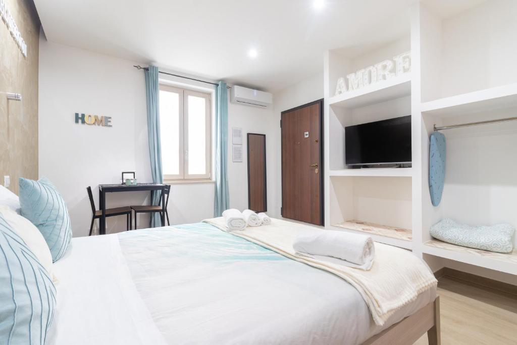 1 dormitorio con 1 cama grande y TV de pantalla plana en Blueroom - Jolly, en Bari