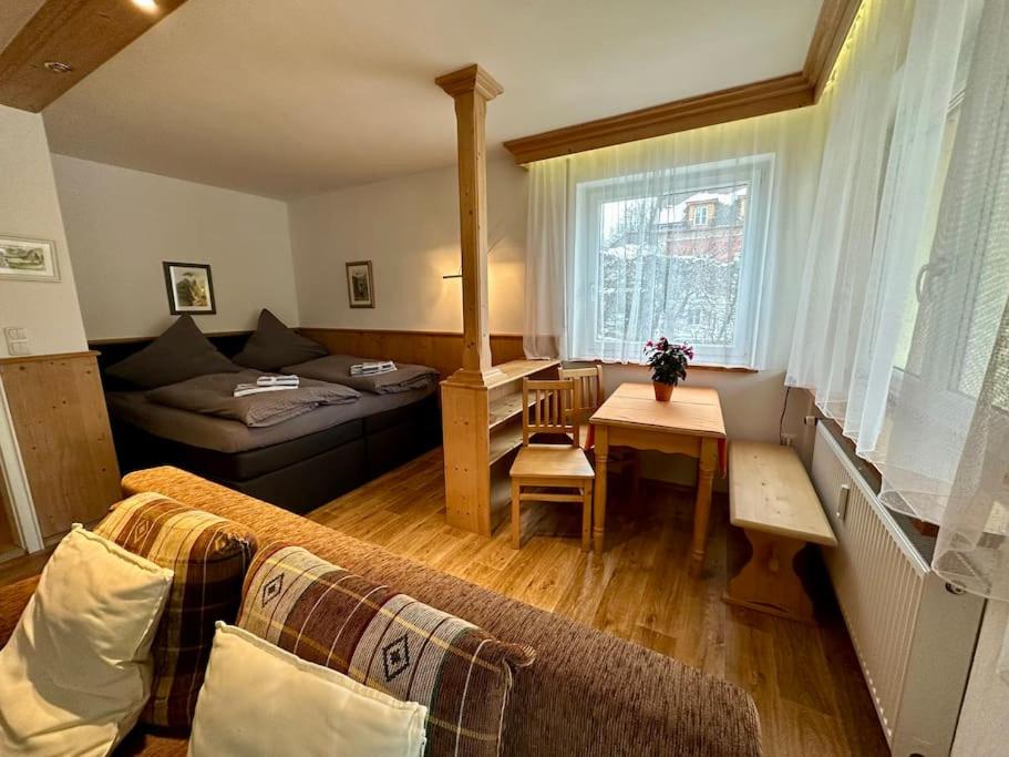 Ferienwohnung Berchtesgaden في بيرتشسغادن: غرفة معيشة مع أريكة وطاولة