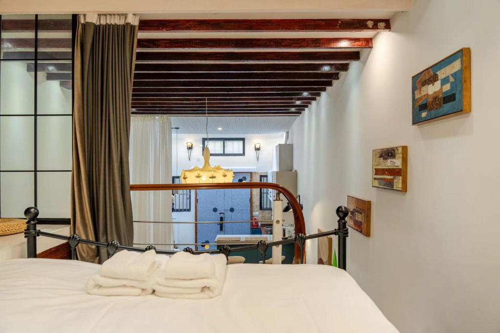 Postel nebo postele na pokoji v ubytování Shanghai Downtown Blossom B&B- Yongkang Road