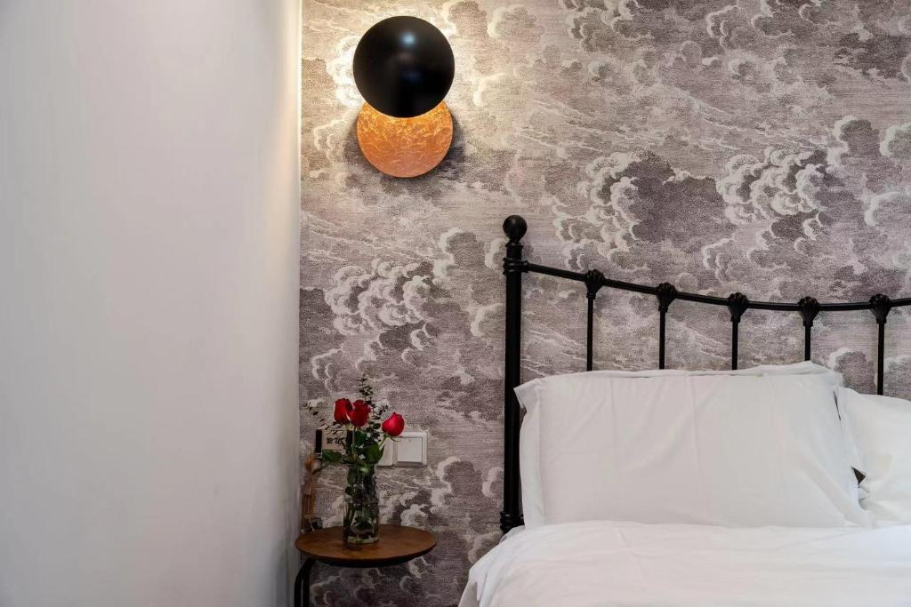 Postel nebo postele na pokoji v ubytování Shanghai Downtown Blossom B&B- Yongkang Road