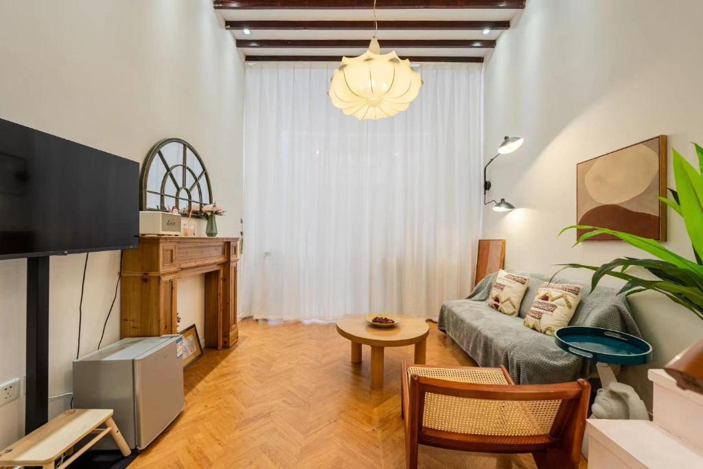 TV a/nebo společenská místnost v ubytování Shanghai Downtown Blossom B&B- Yongkang Road