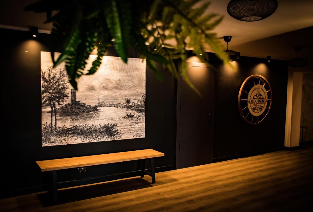 a bench in a room with a picture on the wall at Zajazd u Piasta Kołodzieja in Kruszwica