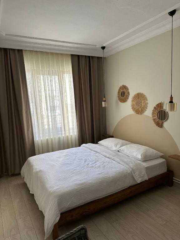 Postel nebo postele na pokoji v ubytování Kingway Suite