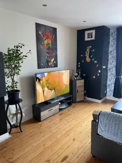 un salon avec une grande télévision à écran plat dans l'établissement Appt 56m2 en plein centre ville et mer a 200m, à Berck-sur-Mer