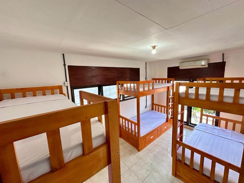 Zimmer mit 3 Etagenbetten in der Unterkunft Rodin Bali Hostel in Seminyak