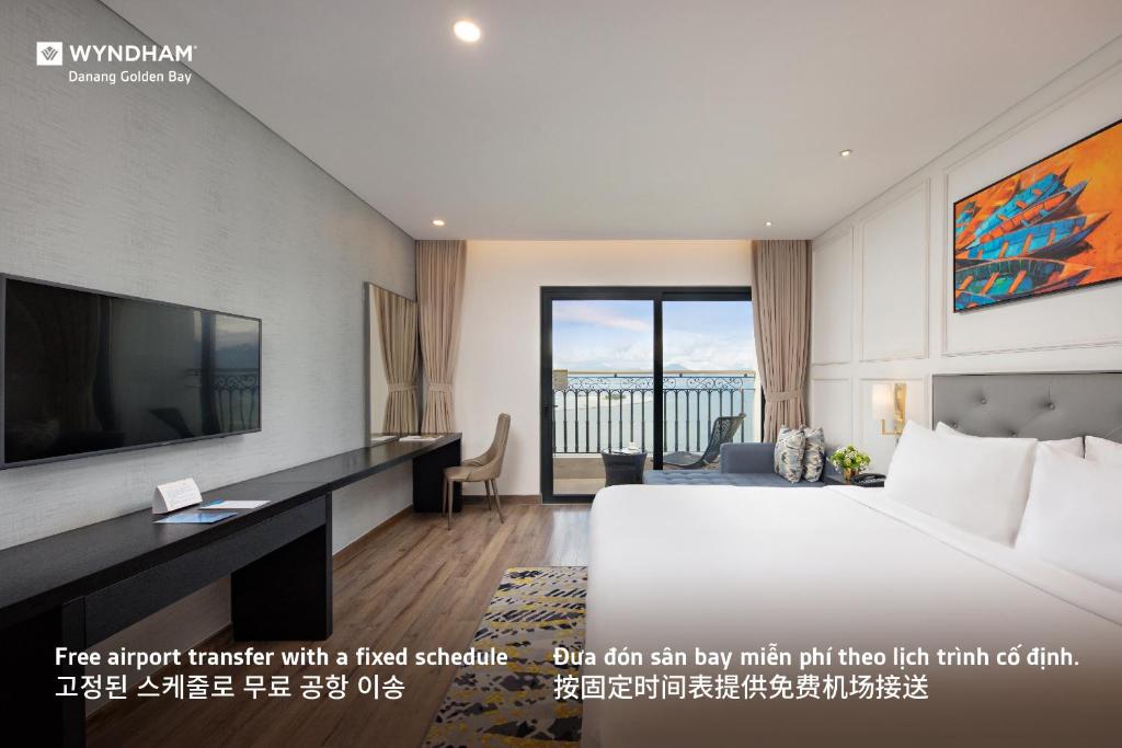 Phòng Deluxe Golden Bay Có Giường Cỡ King Với Ban Công Và Tầm Nhìn Ra Vịnh