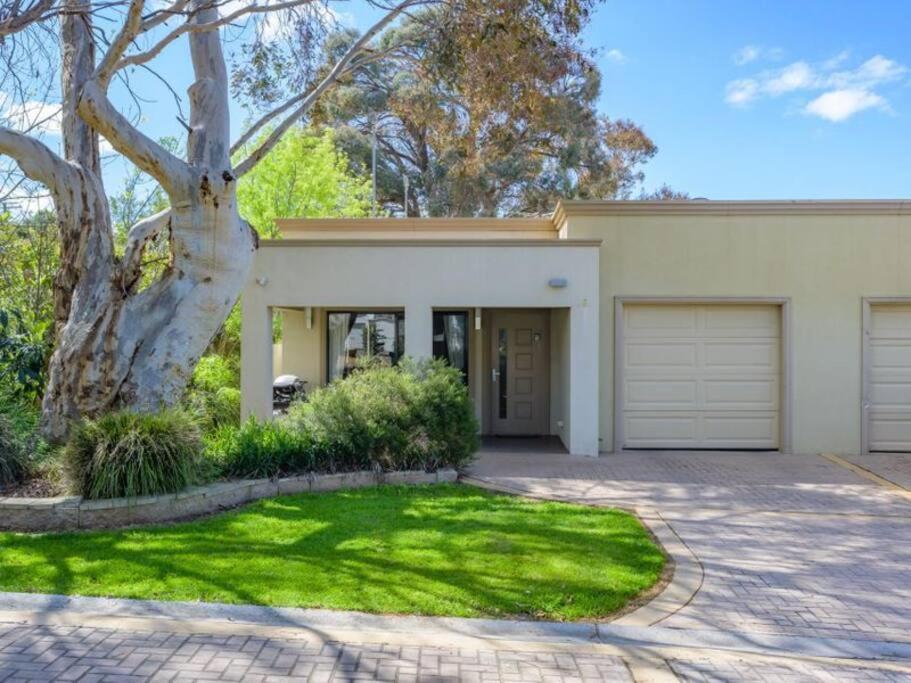 Tòa nhà nơi căn hộ tọa lạc