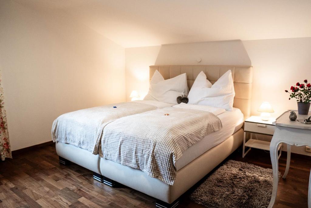 a bedroom with a large bed with white sheets and pillows at Appartement Mountainrelax Gastein in Dorfgastein