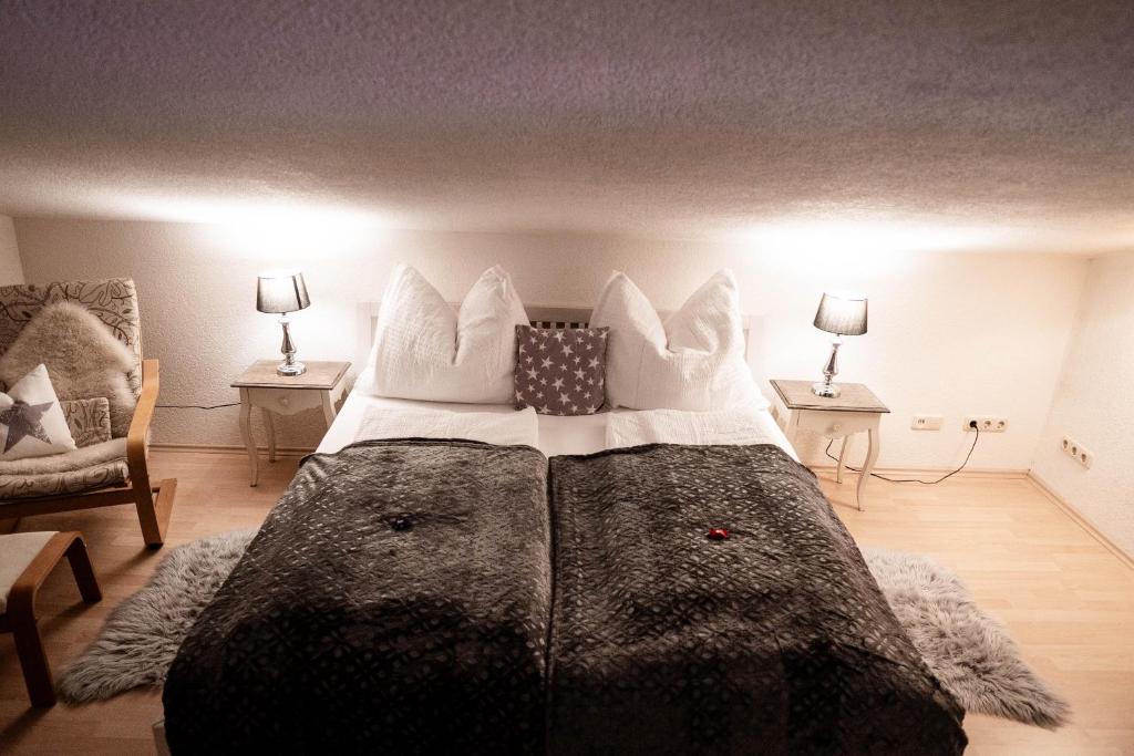 a bedroom with a large bed with pillows on it at Appartement Mountainrelax Gastein in Dorfgastein
