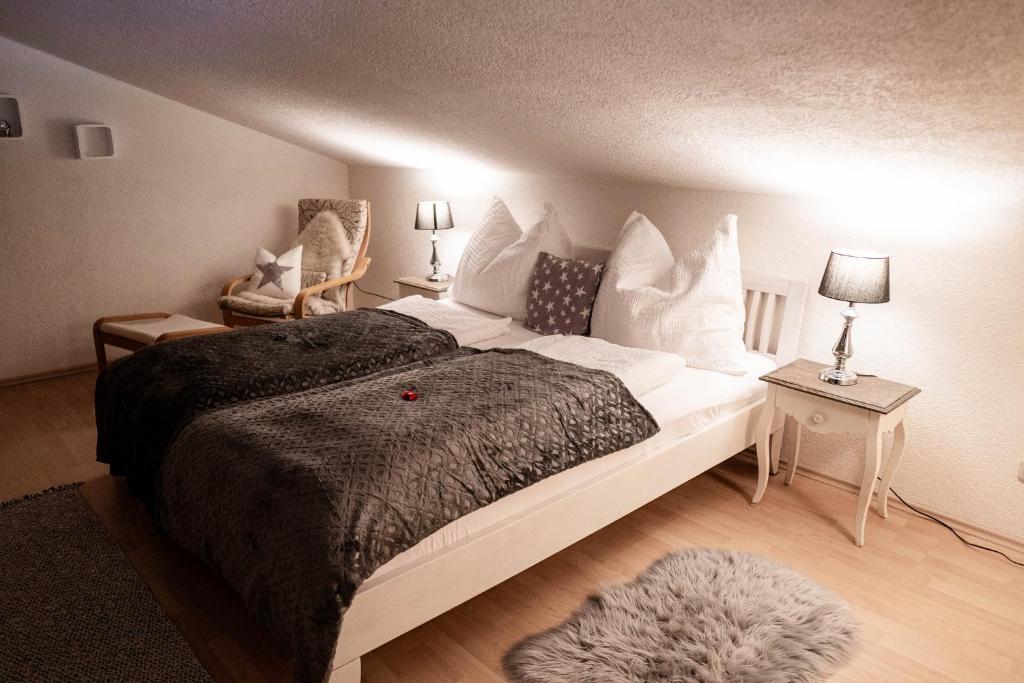 a bedroom with a large bed and two chairs at Appartement Mountainrelax Gastein in Dorfgastein