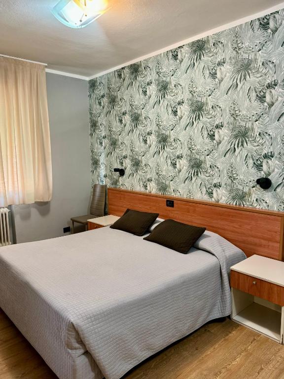 A bed or beds in a room at Hotel Delle Rose
