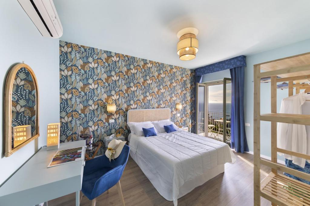 1 dormitorio con 1 cama y un mural en la pared en Hotel Villa Lubrense Sorrento, en Massa Lubrense