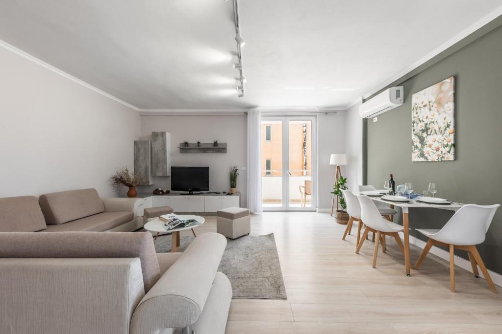 Lovely 2 Bedroom Apartment - Image 4