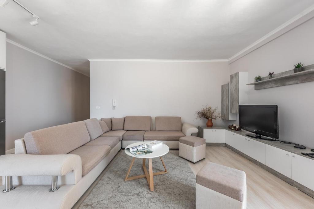 Lovely 2 Bedroom Apartment - Image 8