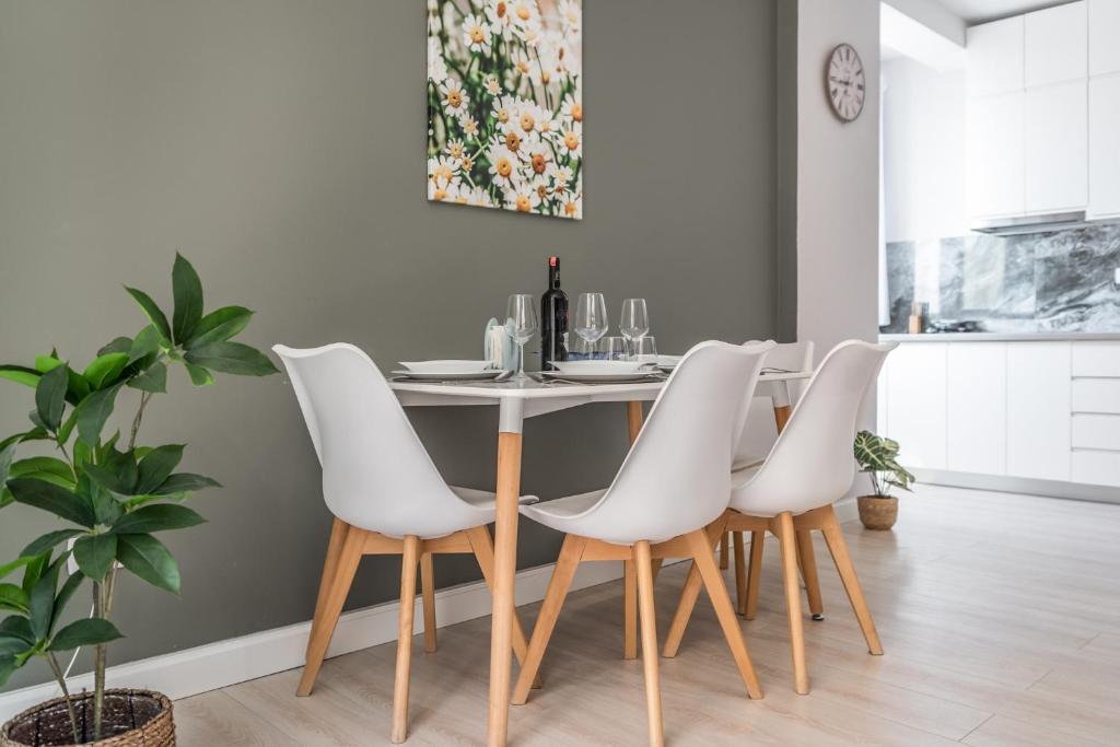 Lovely 2 Bedroom Apartment - Image 7