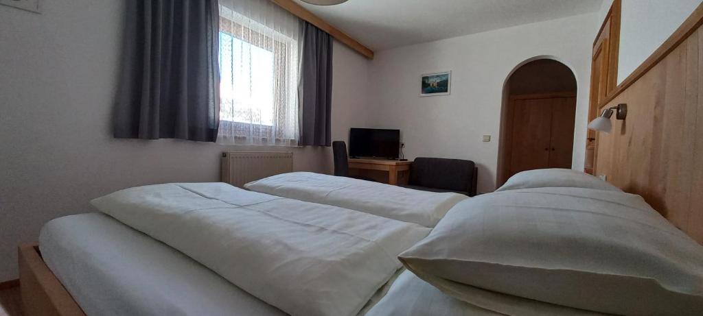 A bed or beds in a room at Appartementhaus Daniel