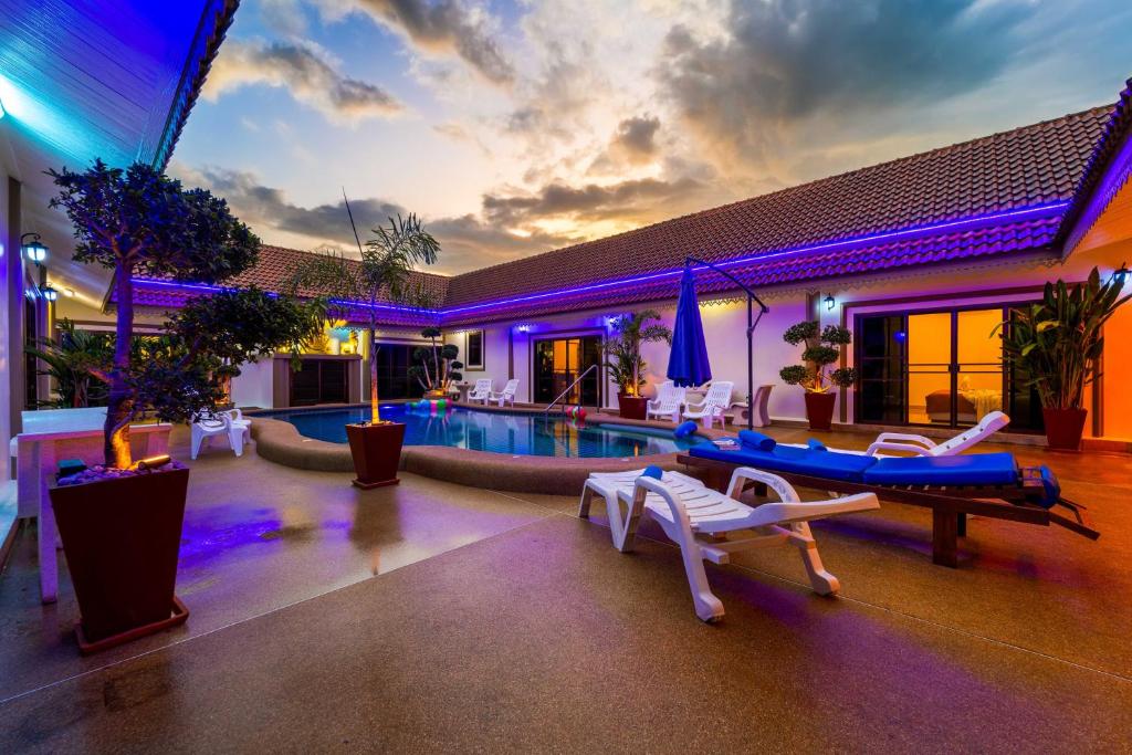 uma villa com piscina e um resort em Siam Court Hotel and Resort em Bang Sare