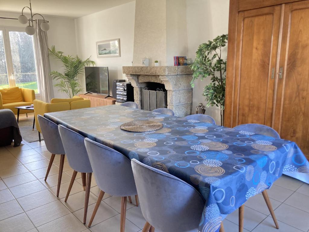 a table with chairs and a blue table cloth at LE COQ - Maison 10 personnes - Locmariaquer in Locmariaquer