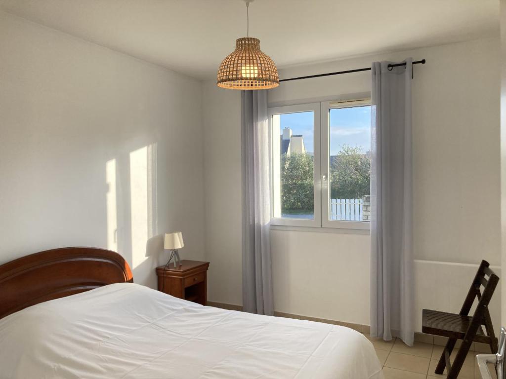 a bedroom with a bed and a window at LE COQ - Maison 10 personnes - Locmariaquer in Locmariaquer