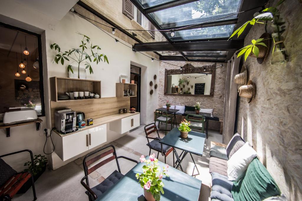 a patio with tables and chairs in a room at La Demoiselle in Avignon