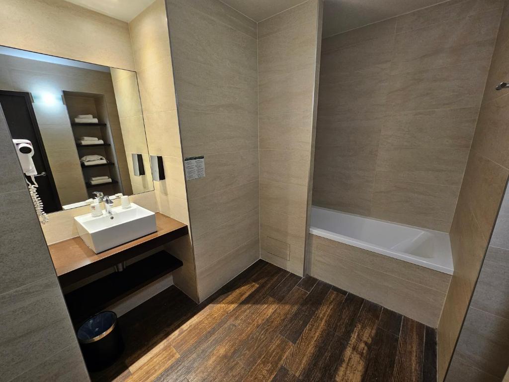 Best Western Terre de Provence - Queen Suite с одной кроватью Queen