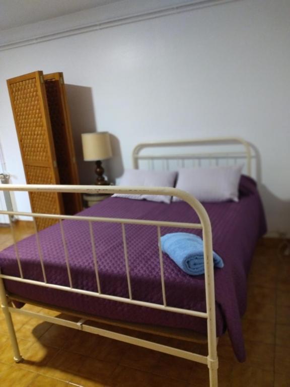 Cama en habitación con colchón morado en Moradia Lili en Ronqueira